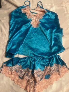 Fredericks of Hollywood lingerie/ sleep set size small- new without tags